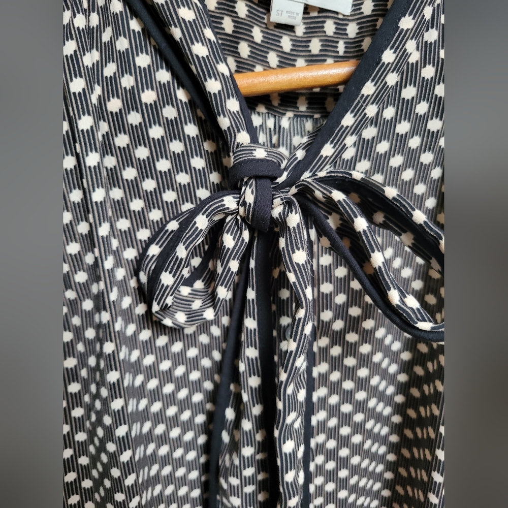 LOFT tie neck sleeveless blouse